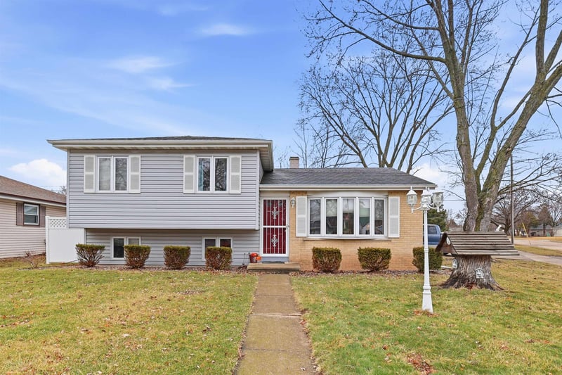 1107 Honeysuckle Ln, Neenah, WI 54956