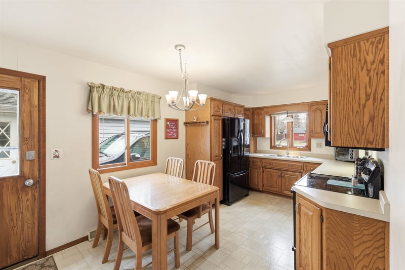 1107 Honeysuckle Ln, Neenah, WI 54956
