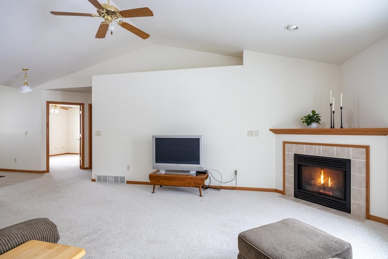 486 Wyldewood Dr #B, Oshkosh, WI 54904-8603