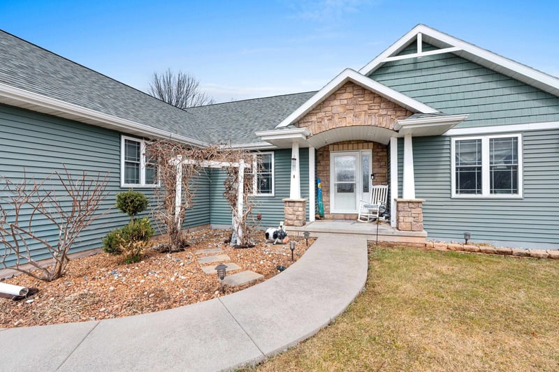 833 Whispering Way, Omro, WI 54963