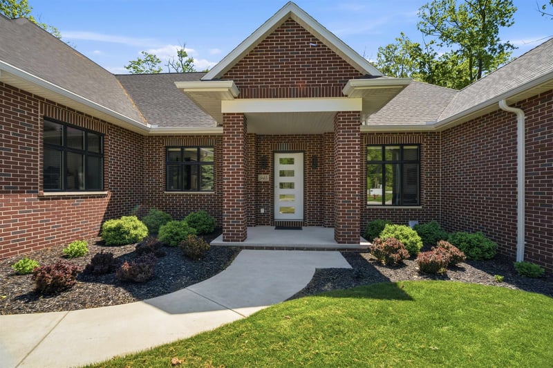 945 Woodcrest Heights Dr, Menasha, WI 54952