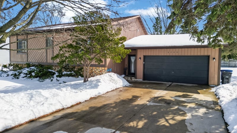 2755 Montclair Pl, Oshkosh, WI 54904