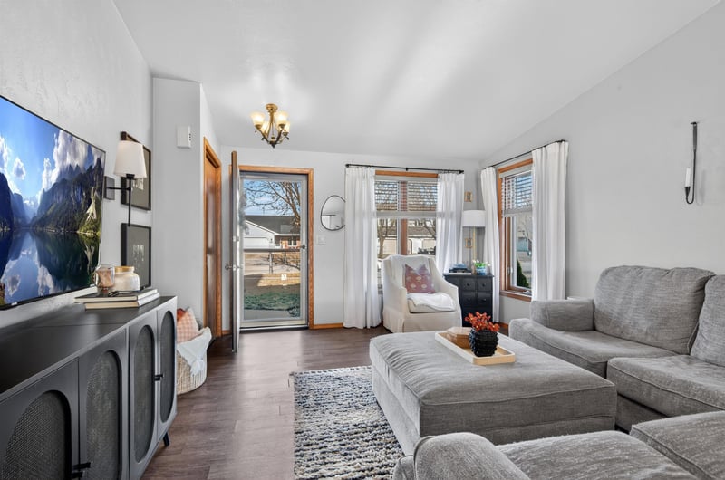 253 Desplaine Rd, De Pere, WI 54115-3726