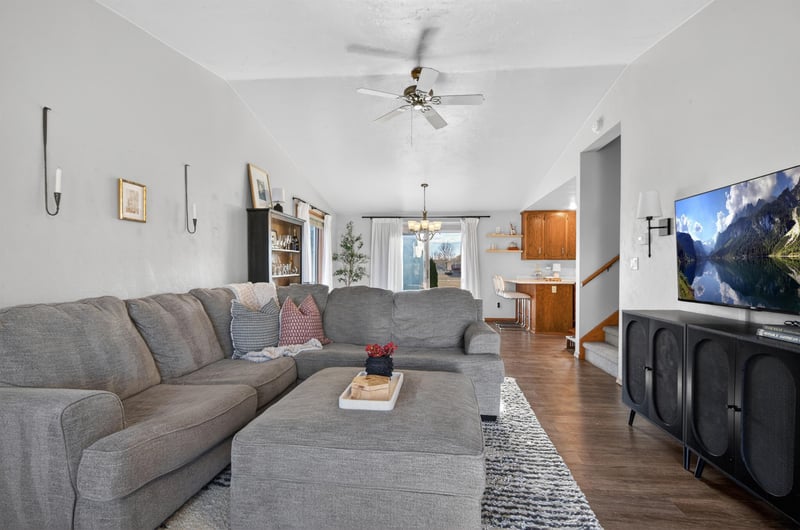 253 Desplaine Rd, De Pere, WI 54115-3726