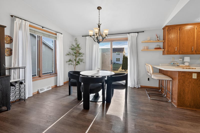 253 Desplaine Rd, De Pere, WI 54115-3726