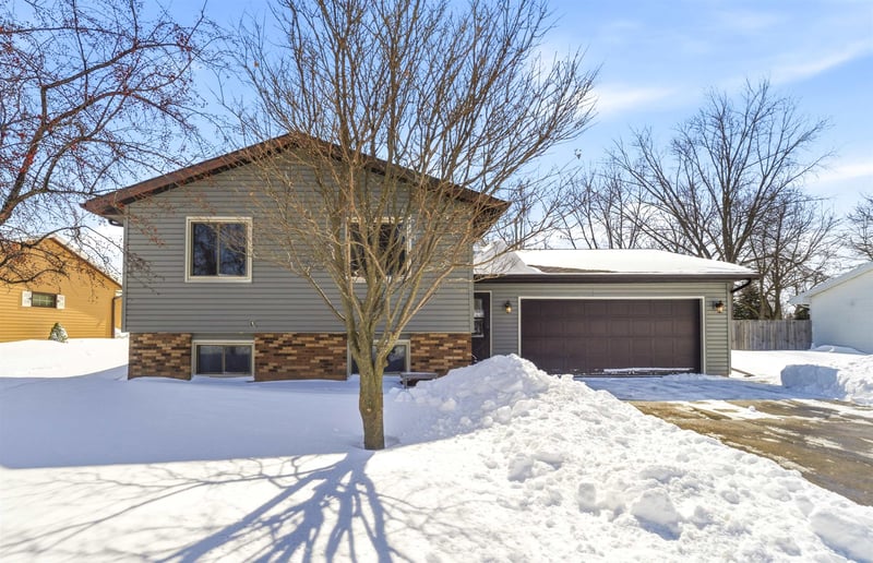 29 Hillock Ct, Appleton, WI 54914