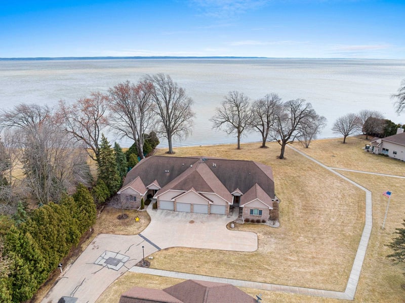 957 Brighton Dr, Menasha, WI 54952