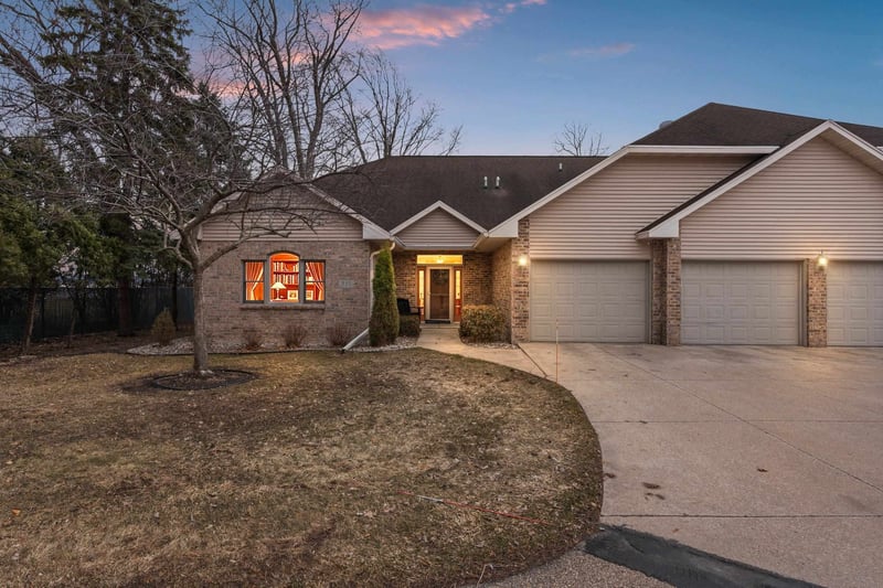 957 Brighton Dr, Menasha, WI 54952