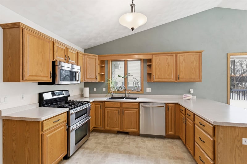 2294 Meadow Heights Cir, Neenah, WI 54956