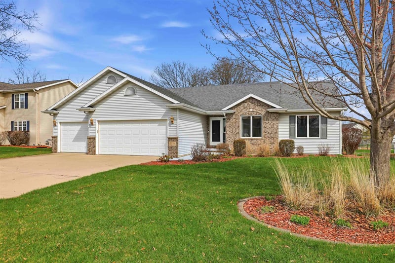 2294 Meadow Heights Cir, Neenah, WI 54956