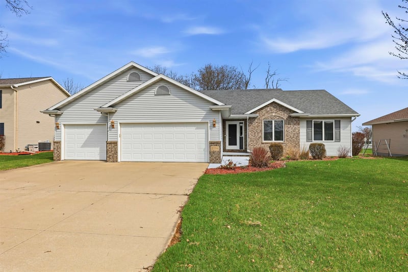 2294 Meadow Heights Cir, Neenah, WI 54956
