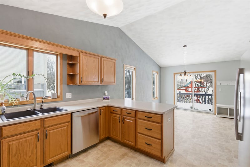 2294 Meadow Heights Cir, Neenah, WI 54956