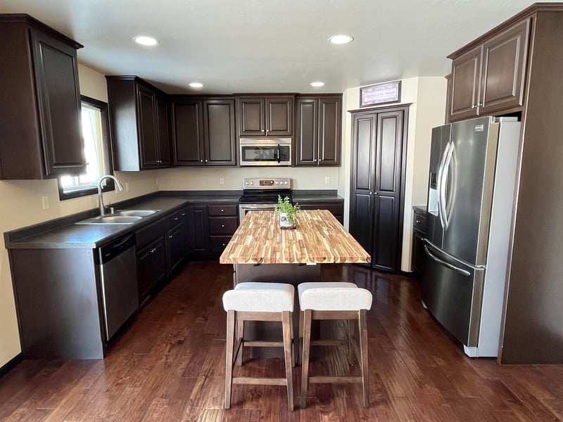 600 Castlestone Ct, Hobart, WI 54155-9384
