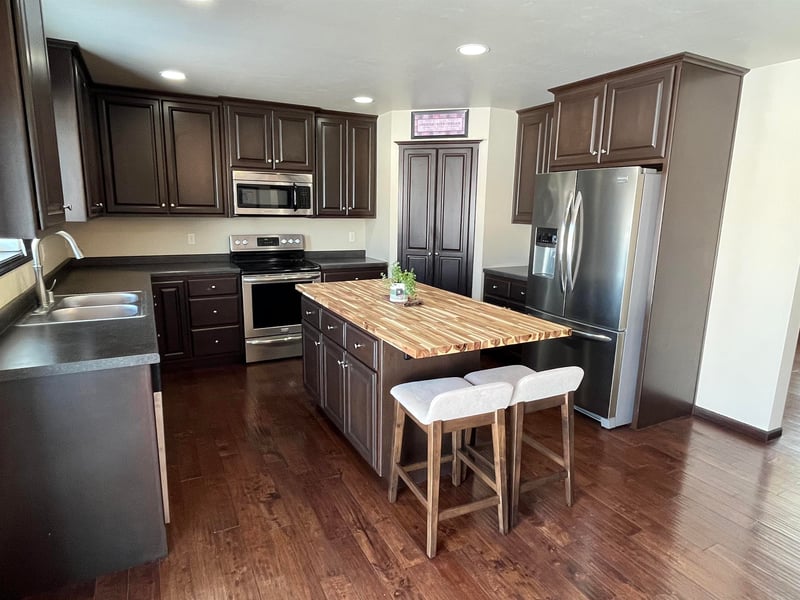 600 Castlestone Ct, Hobart, WI 54155-9384
