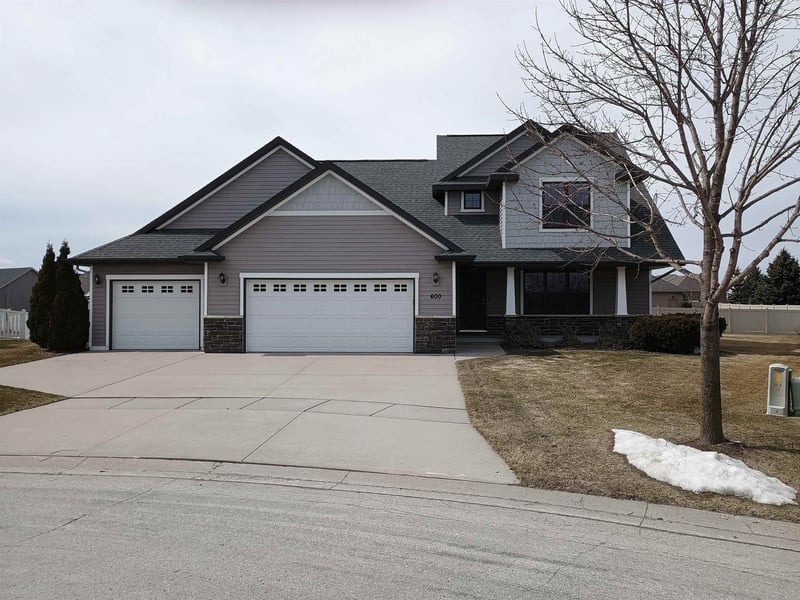 600 Castlestone Ct, Hobart, WI 54155-9384