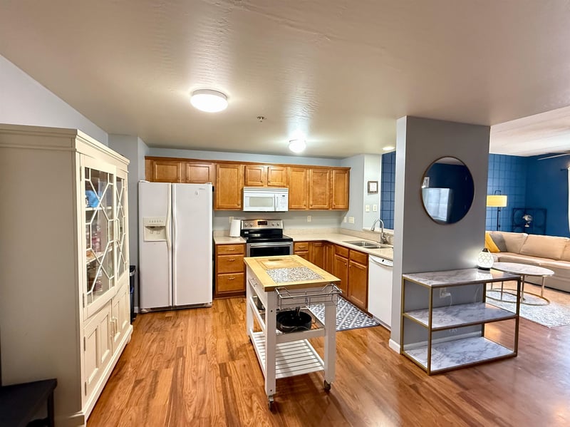 400 N Richmond St #417, Appleton, WI 54911-6204