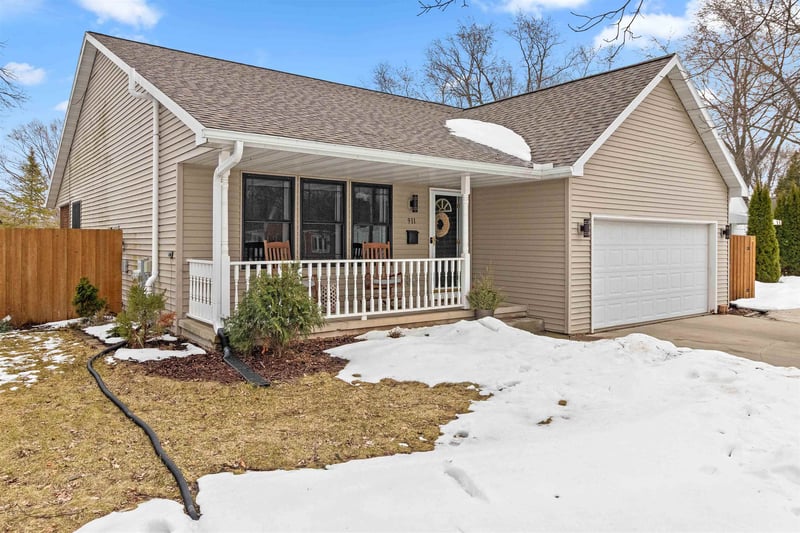 911 7th St, De Pere, WI 54115