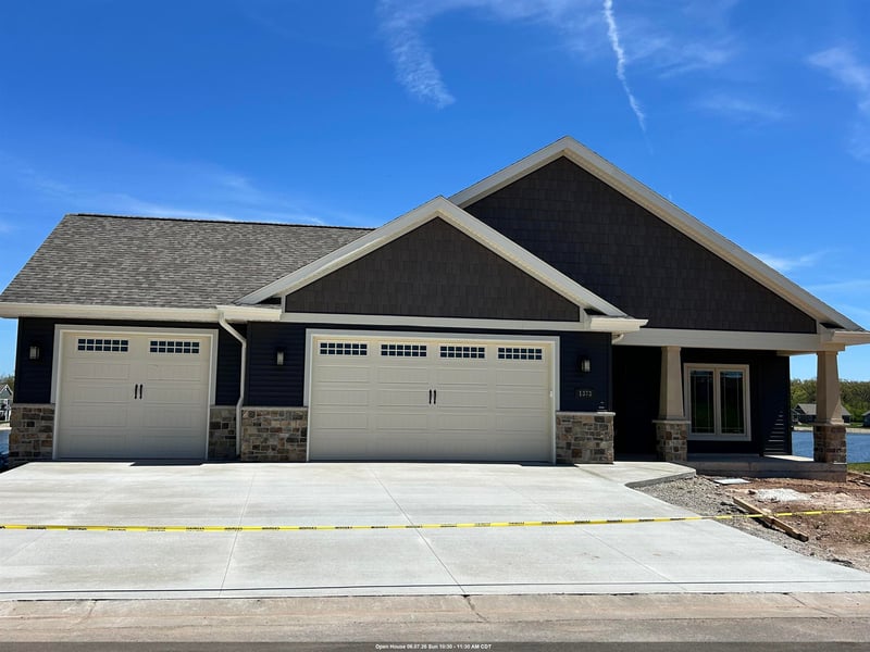 1373 Prairie Lake Cir, Neenah, WI 54956