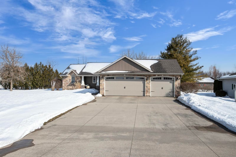 W6860 Sunnyvale Ln, Greenville, WI 54942