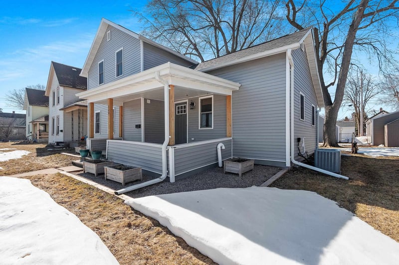 109 4th St, Kaukauna, WI 54130