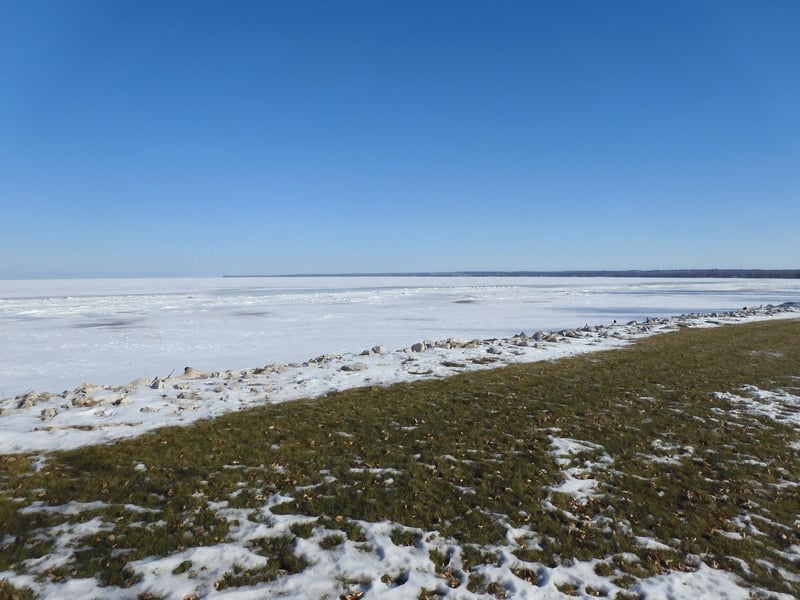 1751 Shore Cir, Green Bay, WI 54302