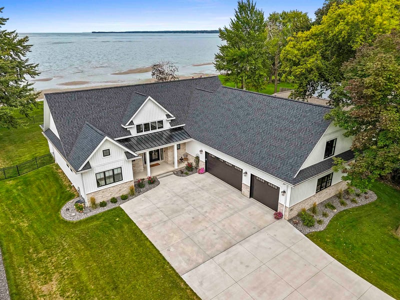 1751 Shore Cir, Green Bay, WI 54302
