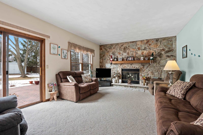 2911 Ridgeway Dr, Neenah, WI 54956