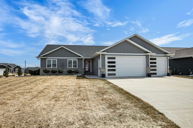 2701 Fallen Oak Dr, Appleton, WI 54913