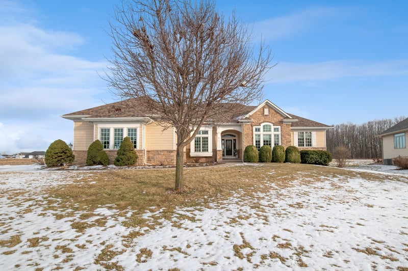 581 Royal St Pats Dr, Wrightstown, WI 54180