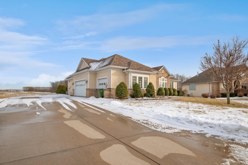 581 Royal St Pats Dr, Wrightstown, WI 54180