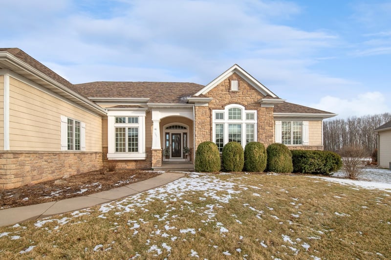 581 Royal St Pats Dr, Wrightstown, WI 54180