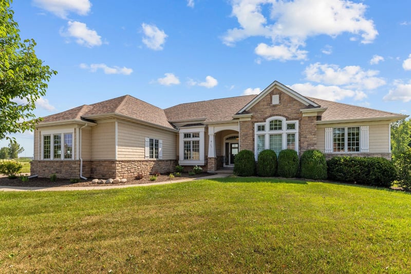 581 Royal St Pats Dr, Wrightstown, WI 54180