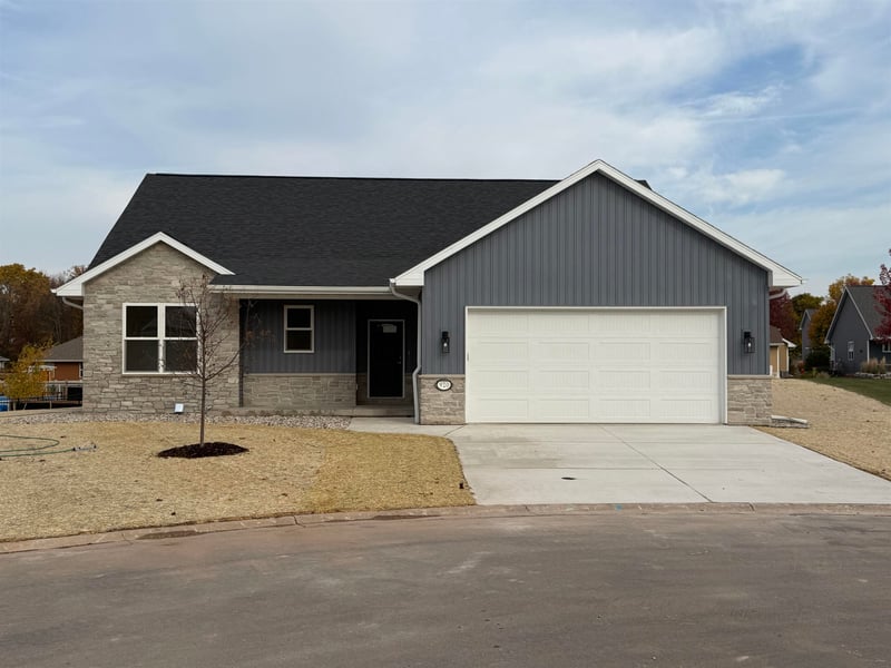 920 Clover Ct, Menasha, WI 54952