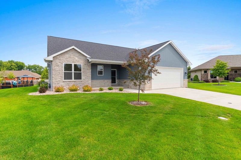 920 Clover Ct, Menasha, WI 54952