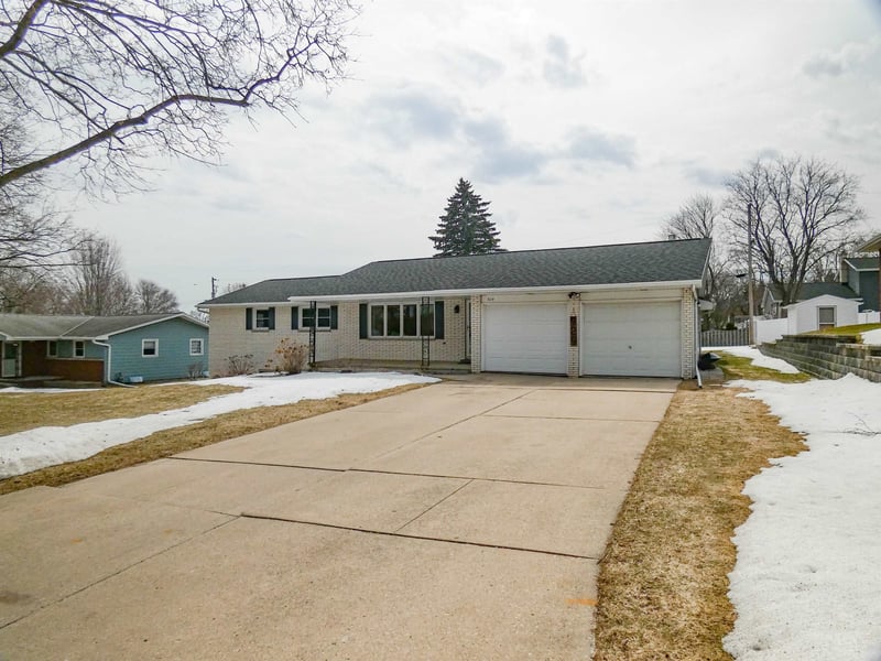 929 Marvelle Ln, Green Bay, WI 54304-4430