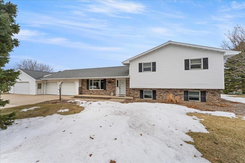 N8963 Terrace Ln, Luxemburg, WI 54217