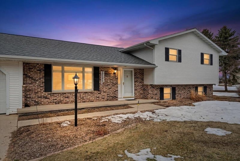 N8963 Terrace Ln, Luxemburg, WI 54217