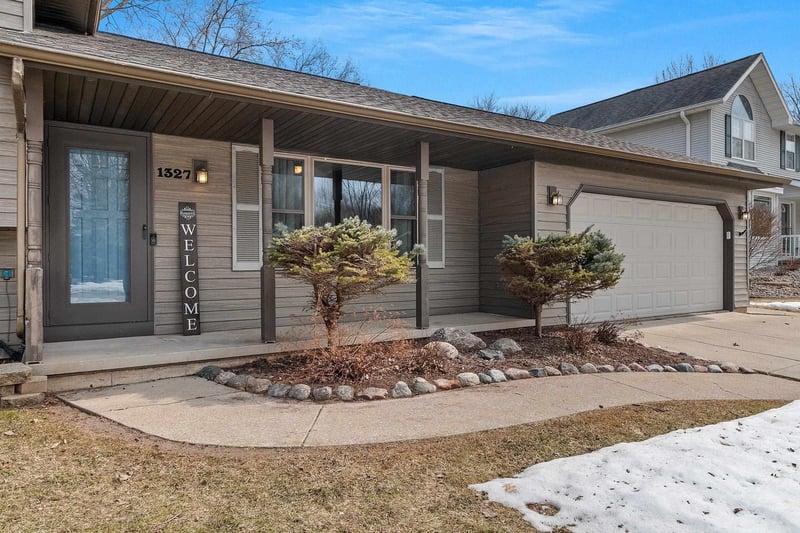 1327 Sandstone Pl, Green Bay, WI 54313