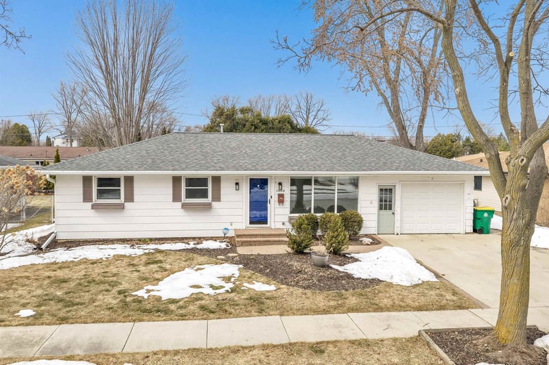 1604 Walls St, Green Bay, WI 54304-3224