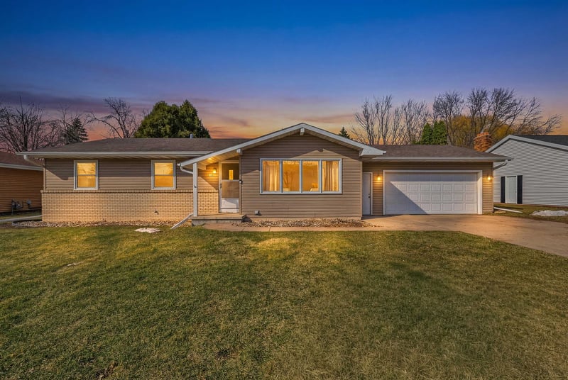 870 Nicolet Ave, Oshkosh, WI 54901