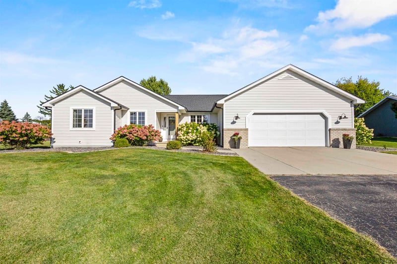 N1778 Hyacinth Ln, Greenville, WI 54942