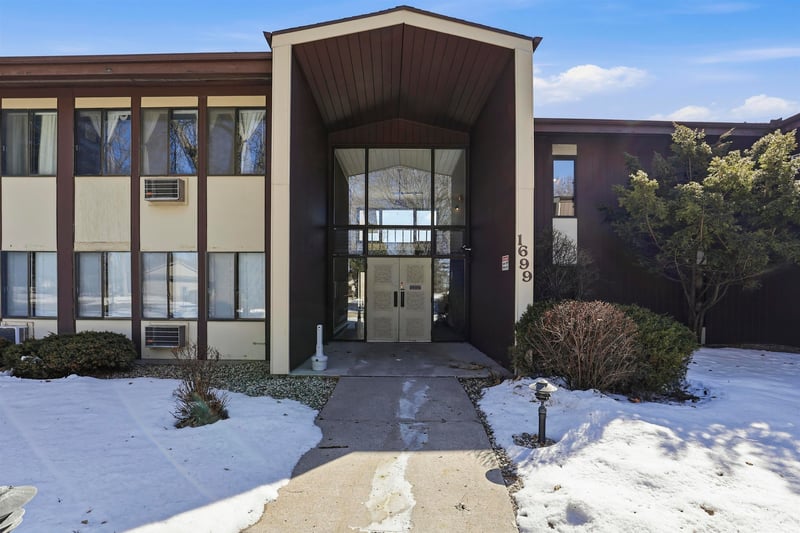 1699 Alcan Dr #212, Menasha, WI 54952