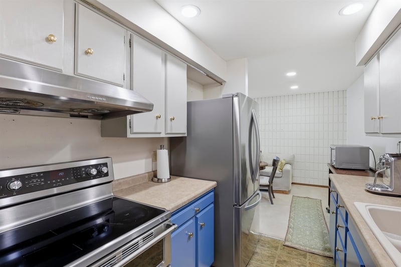 1699 Alcan Dr #212, Menasha, WI 54952