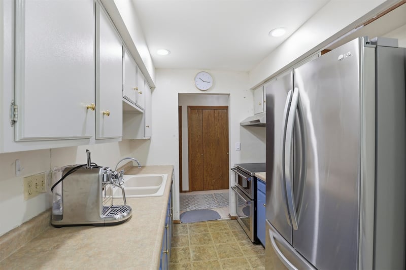 1699 Alcan Dr #212, Menasha, WI 54952
