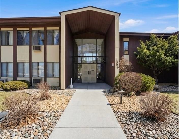 1699 Alcan Dr #212, Menasha, WI 54952