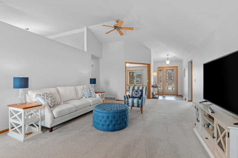 N1916 Rochelle Ct, Greenville, WI 54942-8513