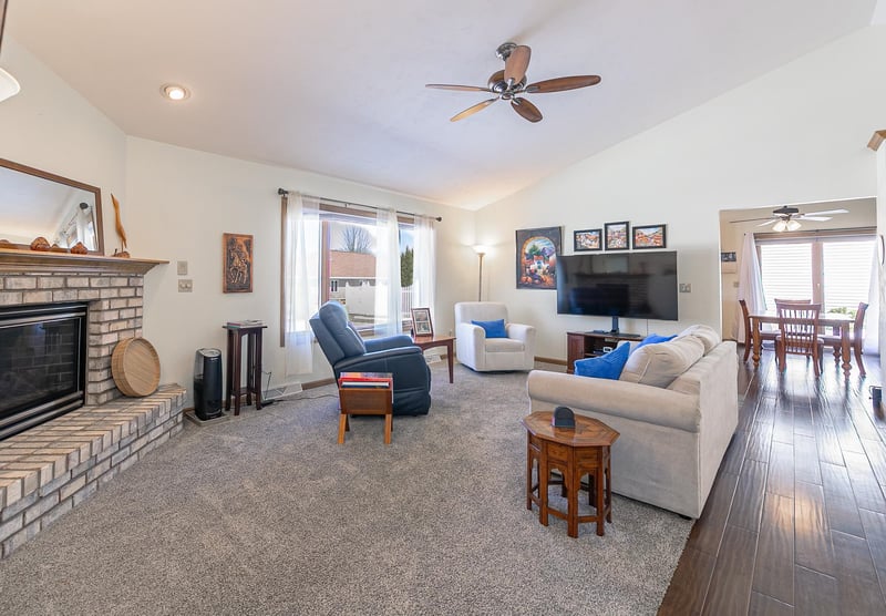 2190 Hidden Creek Rd, Neenah, WI 54956-8916