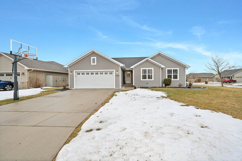 1372 Lear Ln, De Pere, WI 54115