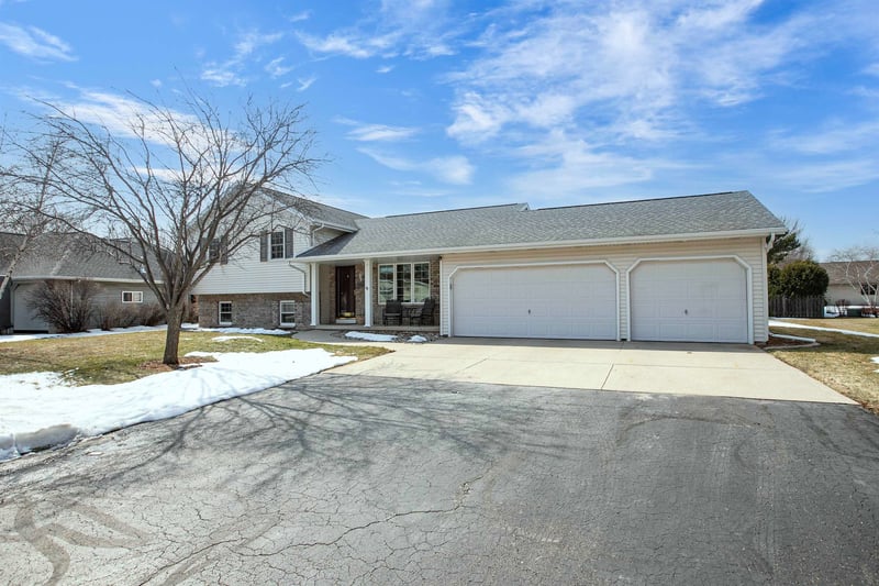 1248 Deer Haven Dr, Menasha, WI 54952