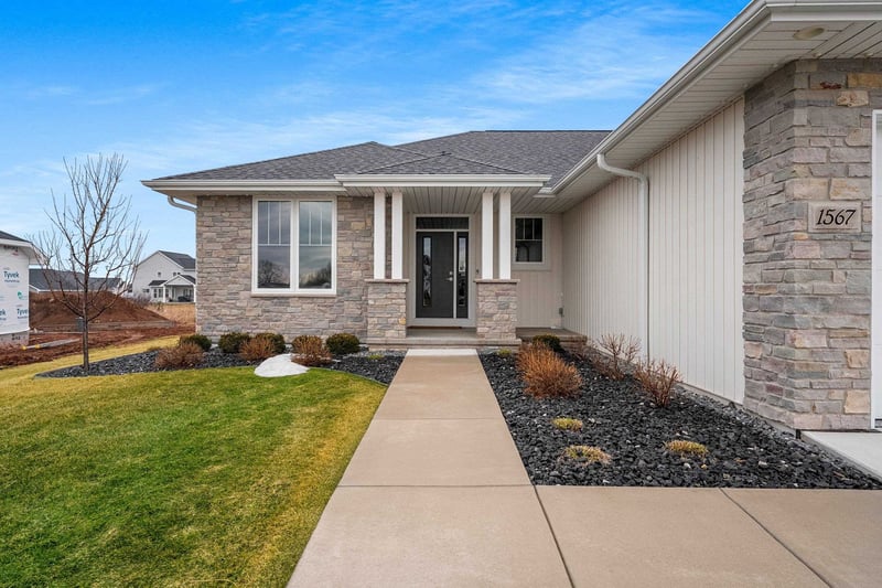 1567 Brayden Ln, De Pere, WI 54115-9342